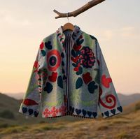 Veste d'hiver pour femmes de haute qualité faite à la main avec broderie Suzani, manteau en tissu TNT court, style et design de robe