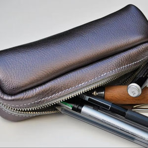 Nouvel arrivage Sac à crayons en cuir de grande capacité avec fermeture éclair Triangle Pochette à crayons Classique Luxe Bureau École Papeterie Organisateurs - Product Image 1