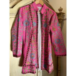 Chaqueta de Cuero Tribal Suzani para Mujer, Estilo Boho Oversize, Color Rosa Salvia, Reversible, Acolchada y Bordada, Talla XL para Primavera - Product Image 1
