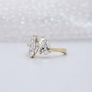 Bague de fiançailles en or jaune certifiée IGI avec deux pierres, diamant poire et diamant marquise pour votre jour spécial - Product Image 3