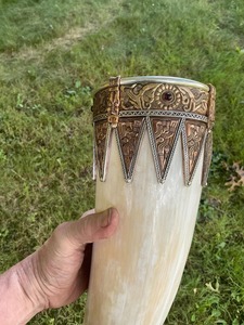 Cuerno para beber más nuevo con acabado natural y cola de latón y modelado sostenible y ecológico - Product Image 3