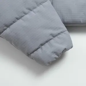 เสื้อแจ็คเก็ตบุใยสังเคราะห์ Aristino สำหรับผู้ชาย รุ่นฤดูหนาว ผลิตจากโพลีเอสเตอร์ 100% ทออย่างดี พร้อมโลโก้ที่แขนซ้าย รุ่น AJK047BZ ผลิตในเวียดนาม มีสินค้าพร้อมส่ง - Product Image 4