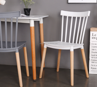 Chaise de salle à manger design nordique moderne en forme de coquille, avec pieds en bois de hêtre massif et assise en PP, mobilier de maison en plastique