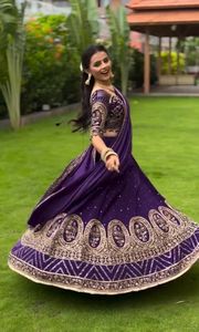 Élégant prêt à expédier traditionnel brodé Lehenga Choli avec Dupatta élégant tenue de mariée Lehenga Choli pour les femmes - Product Image 5