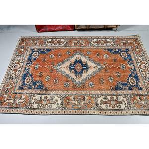 Alfombra Turca Vintage de 4.1x6.5 pies, Alfombra de Área, Alfombra Marroquí de Lana Naranja y Azul - Product Image 2