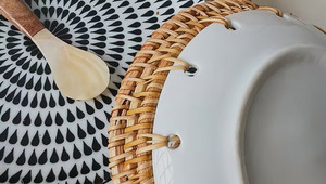 Plateau de service en céramique émaillée et rotin naturel fait à la main décoratif maison stockage tissé panier en rotin cadeau de pendaison de crémaillère - Product Image 6