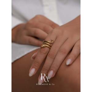 Bague Chevalière Serpent Plaqué Or 18K Unisexe avec Bande Œil Vert et Motif Serpent Entrelacé, Forme Diamant Taillée, Bague en Or Vierge pour Homme - Product Image 4