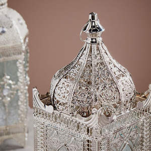 Lanterne porte-bougie marocaine classique en métal nickelé argenté, magnifiquement artisanale, avec verre floral, pour la décoration intérieure et les mariages 2026 - Product Image 6