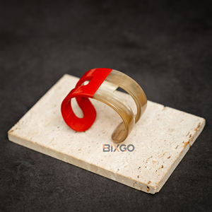 Manchettes artisanales personnalisées en corne de buffle naturelle, bracelet de mode à design en forme de C orange à moitié peint croise la lettre H - Product Image 5