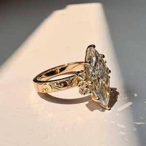 Bague de fiançailles Art Déco en moissanite taille marquise, or jaune 14 carats, inspiration vintage, accent floral, bijoux fins pour femme - Product Image 4