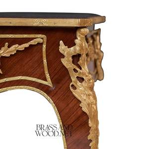 Mesa Auxiliar Cuadrada de Estilo Francés de Lujo con Incrustaciones Florales Intensas y Detalles Ornamentales de Latón Dorado para Decoración de Palacios - Product Image 3