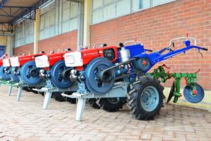 Venta al por mayor 4WD Tractor de dos ruedas con bomba y arado de disco 20HP Motor diésel Máquina agrícola de alta eficiencia - Product Image 6