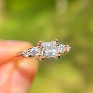 แหวนหมั้นเพชร CZ สีขาวตัดขนาด4มม. สีโรสโกลด์เครื่องประดับวันครบรอบแต่งงานของผู้หญิงเครื่องประดับด้านข้างสีเงินโดยตรง - Product Image 4