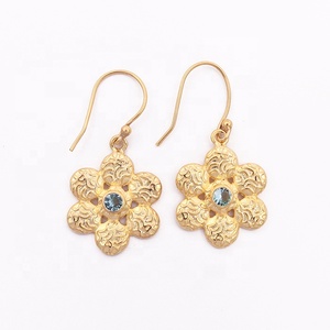 Pendientes de piedras preciosas de Calcedonia Rosa chapados en oro hechos a mano diseño de flores forma pequeña colgante texturizado estilo gota pendientes - Product Image 3