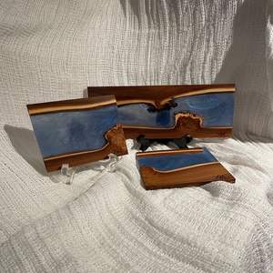 Tabla de cortar de madera con patrón de doble tono Base de madera Forma redonda Durable Reutilizable Fácil de limpiar para uso doméstico y comercial - Product Image 1