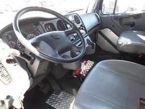 Precio al por mayor - Camión de plataforma plana USADO 2020 M2 106 de 28 pies con eje tándem - 350HP, 6 velocidades, automático, exportaciones globales - Product Image 2