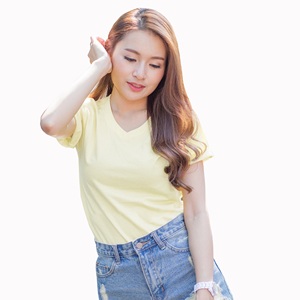 เสื้อยืดผ้าโพลีคอตตอนคอวีพิมพ์ลายตัวอักษรสีเอิร์ธโทน - Product Image 1