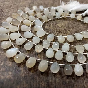 Cuentas de piedra lunar arcoíris blanca natural con forma de lágrima, Briolette de 8x12mm, vendidas por hebra de 8 pulgadas de largo - Product Image 1