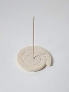 Prix de gros Porte-encens en bois pour double bâton Design rustique et naturel pour la maison et le bureau Support d'encens de qualité supérieure - Product Image 5