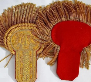 ชุดเครื่องแบบพิธีการทำด้วยมือที่ประณีตพร้อมด้วยแผ่นรองไหล่คุณภาพสูงและแผ่นป้ายขอบทองคำแท่ง - Product Image 4