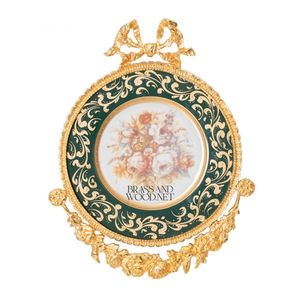 Assiette décorative vintage avec accents dorés, pièce d'exposition florale classique pour une décoration intérieure élégante - Product Image 1