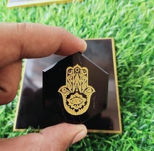 Pierre d'obsidienne noire hexagonale avec gravure Hamsa dorée, pièce d'art décorative religieuse - Product Image 6