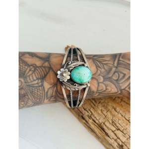 Brazalete de Plata de Ley y Turquesa de la Valle Esmeralda, Hecho a Mano por Artistas Navajo, Accesorio de Moda - Product Image 2