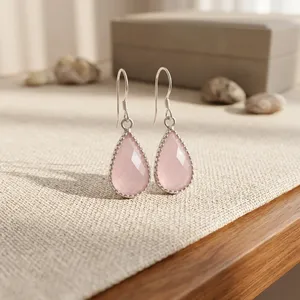 Pendientes de Cuarzo Rosa Delicados NH-SE-79 de Niharika Gems, Chapados en Oro, Plata de Ley 925, Color Rosa, Minimalistas, de Quince Milímetros, con Cable para la Oreja - Product Image 5