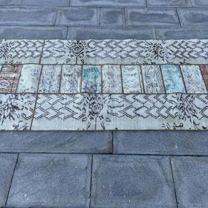 พรมวิ่งสไตล์ตุรกี ขนาด 2.9x7.9 ฟุต พรมวินเทจ พรมขนสัตว์สีเทาลายกราฟิก - Product Image 3