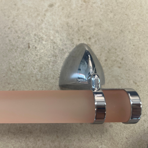 Elegante Toallero de Vidrio Esmerilado de 60 cm con Soportes de Pared de Acero Inoxidable en Rosa, Verde Botella o Blanco para Baños con Estilo - Product Image 3