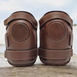 Protège-genoux en cuir fait main Euro Cavall Industries |   Équipement de protection sportive à double sangle réglable, modèle ECI-KNEEGUARD-001 - Product Image 1