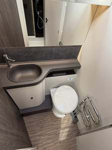Autocaravana de Lujo Mobil Vita para 4-6 Personas, Una Habitación, Furgoneta Camper de Aluminio con Refrigerador y Cama, Emisión EURO 5 - Product Image 3