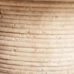 Support à gâteau en pierre de travertin de luxe avec piédestal nervuré pour un service élégant, présentoir moderne et durable pour la décoration de la maison - Product Image 3