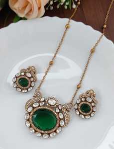 Ensemble pendentif Moissanite Polki et pierres précieuses à facettes Ensemble de bijoux de luxe Parfait pour les mariages, les fêtes et les vêtements ethniques ou contemporains - Product Image 5