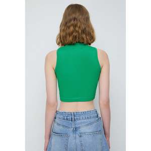 Blusa Corta Informal sin Mangas con Cuello Redondo y Logotipo Frontal - Product Image 4