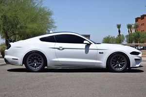 Ford Mustang GT Premium Coupé 2021 d'occasion en bon état, boîte manuelle 6 vitesses, moteur Coyote V8 - Product Image 3