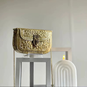 Pochette élégante en métal mosaïque dorée avec incrustation de feuilles de nacre Sac à main de créateur artisanal pour mariages et soirées - Product Image 1