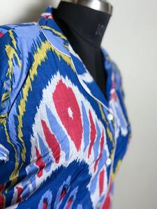 Camisa de algodón con estampado Ikat azul para mujer, camisa informal con patrón abstracto Multicolor, camisa de algodón con estampado azul vibrante para mujer - Product Image 5