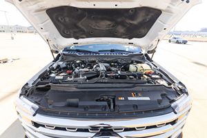 Ford F-350 Super Duty King Ranch Crew Cab 4x4 Power Stroke Turbodiesel 2024 d'occasion en bon état, peinture bicolore - Product Image 6