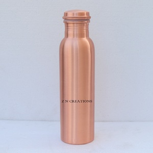 ขวดน้ำกันรั่วสำหรับเครื่องใช้บนโต๊ะอาหาร1L ทำจากทองแดงบริสุทธิ์100% โลโก้อายุรเวทออกแบบได้ตามต้องการประโยชน์ด้านสุขภาพแบบปรับแต่งได้ - Product Image 3