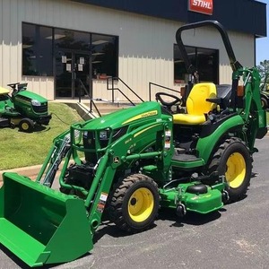 Tracteur compact John Deere 1025R avec chargeur frontal et accessoire de tonte vert et jaune - Product Image 1