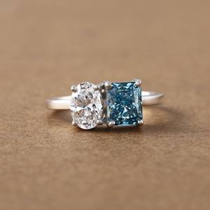 Ornez sa main de notre bague en or blanc 14 carats à deux pierres ornée de diamants de laboratoire. - Product Image 6