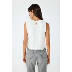 Blusa Casual sin Mangas con Encaje Bordado, Cuello Redondo, Parches Florales, Logotipo Frontal, Malla de Viscosa, Ajuste Regular, Elegante y Holgada para Fiesta - Product Image 5