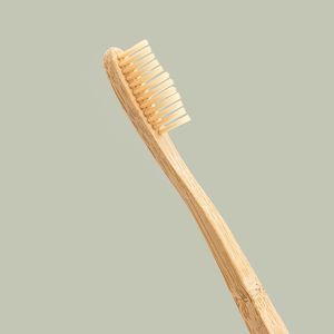 Brosse à dents 2025 en bambou de qualité supérieure Design de voyage écologique, infusé au charbon de bois, élégant et durable pour les adultes - Product Image 1