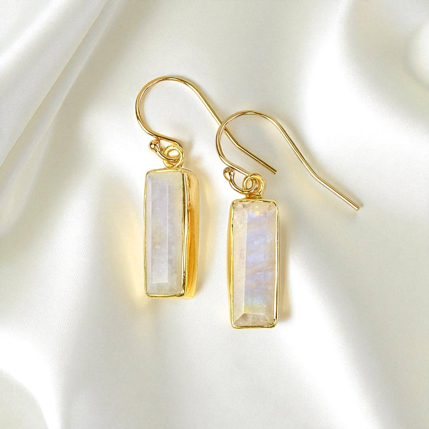 มูนสโตนสีรุ้งสีทอง