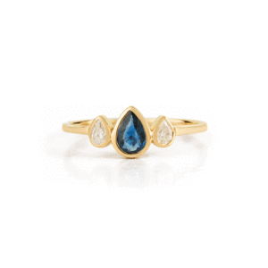Bague tendance en or jaune 14 carats plaqué rhodium avec saphir bleu et diamants sertis en grappe - Product Image 1