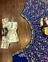 Gaun Pengantin Biru Desain Terbaru Lehenga Choli Panjang Elegan dengan Renda di Pinggir dan Blus Bulu Imitasi Berkualitas Tinggi Model Pesta Modern Musim Dingin yang Mewah