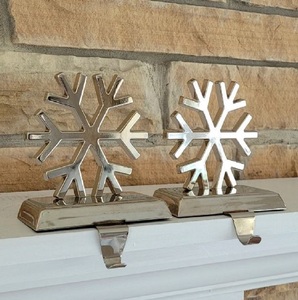 Soporte para medias con diseño de copo de nieve en metal con acabado plateado, perfecto para decoración navideña y decoración festiva navideña - Product Image 2