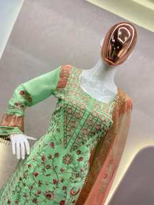 Costume en fausse georgette avec pantalon cousu brodé de paillettes et Dupatta fabriqué en Inde pour les fêtes de mariage et les occasions festives - Product Image 6