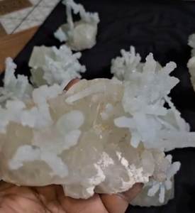 Apophyllite cristalline claire sur calcédoine Stalactite Pcs pierre précieuse semi-précieuse d'Inde - Product Image 1